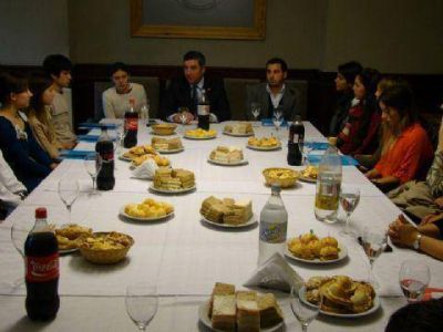 Encuentro de estudiantes que hacen intercambio en universidades extranjeras