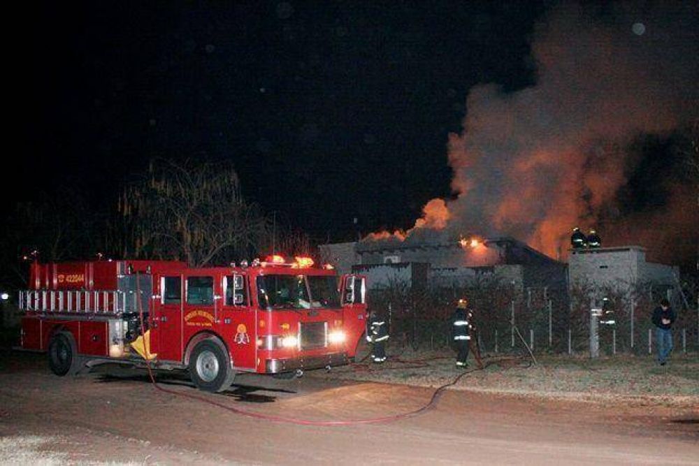 General Pico: seis vecinos y un bombero intoxicados en dos incendios