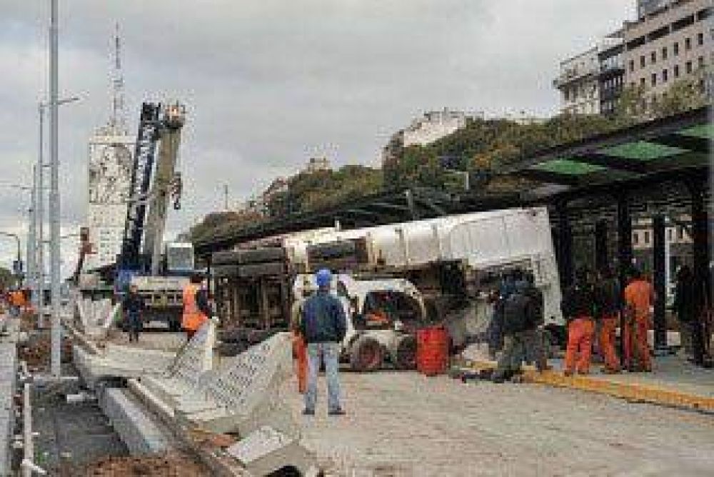 Un cami�n volc� en las obras del Metrobus Operaba en las obras de la 9 de Julio volc� a la altura de la calle 