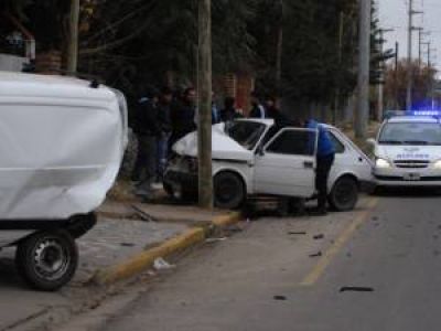 Fuerte choque entre una Fiat 147 y una camioneta utilitaria