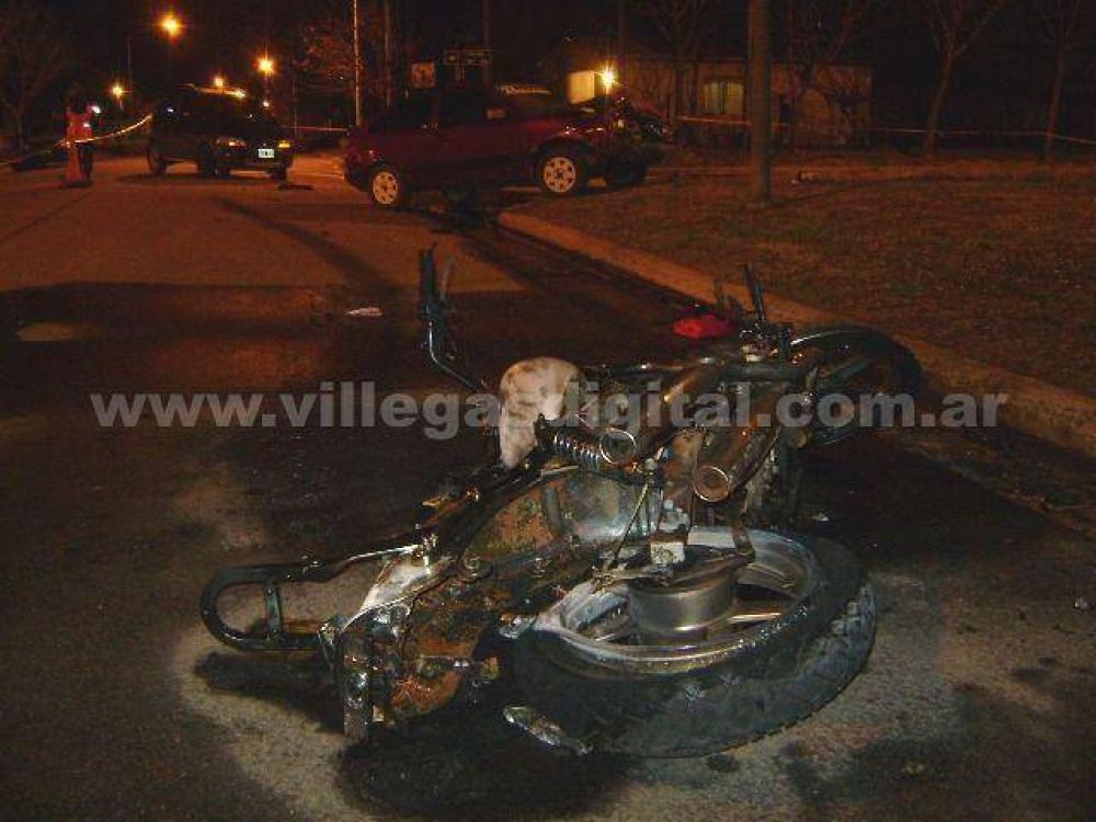 Esta madrugada: Un herido grave al chocar una moto y un auto