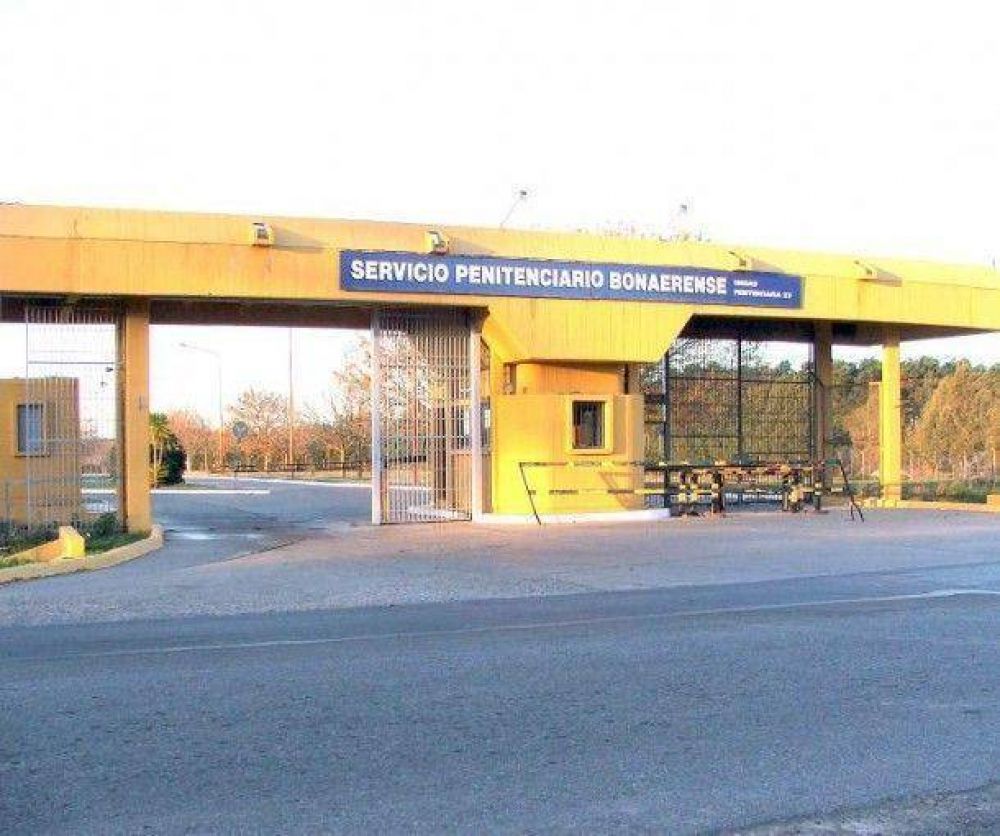 Internos de Bat�n repararon mobiliario escolar