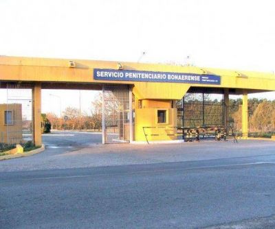 Internos de Bat�n repararon mobiliario escolar