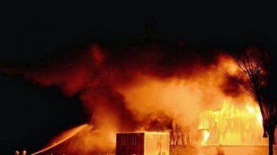 Voraz incendio en una f�brica de envases flexibles en Luj�n