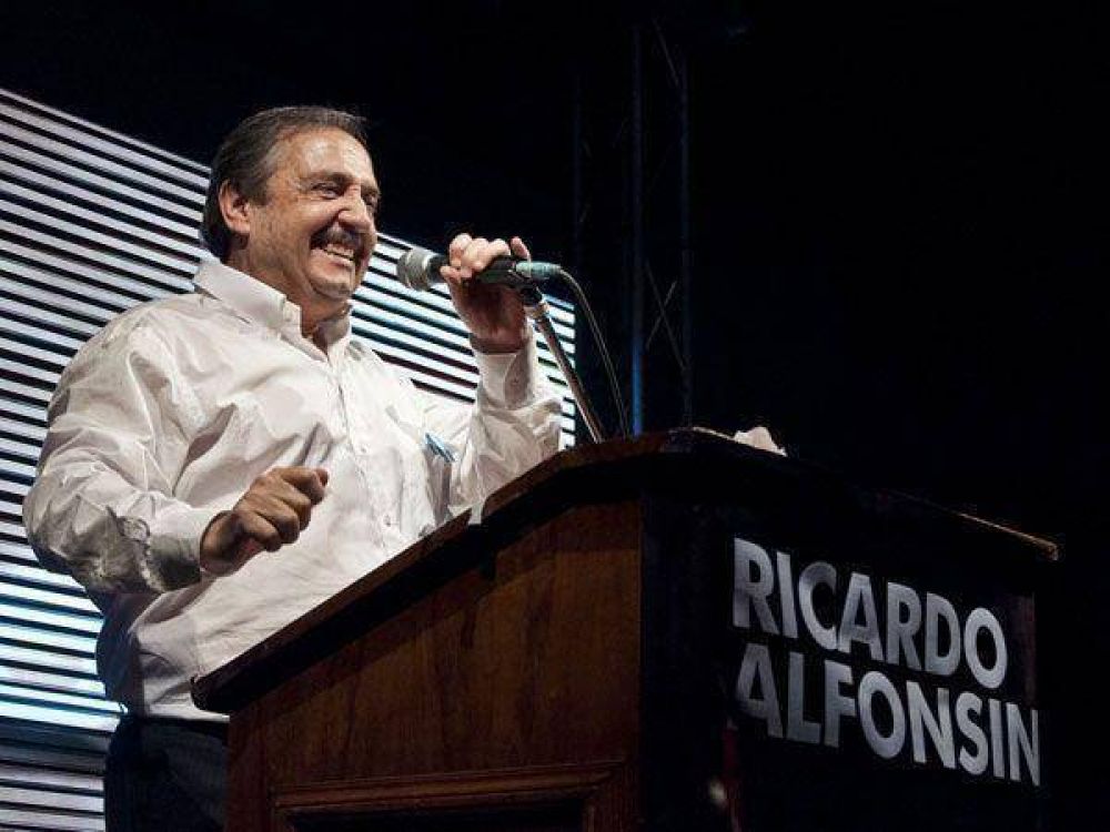 Alfons�n: "Un nuevo gobierno no debe empezar todo de cero"