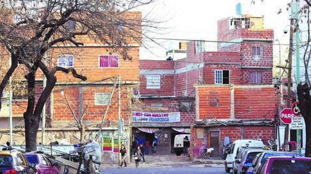 En la calle Fraga, el asentamiento de Chacarita ya es una villa: tiene edificios de 5 pisos