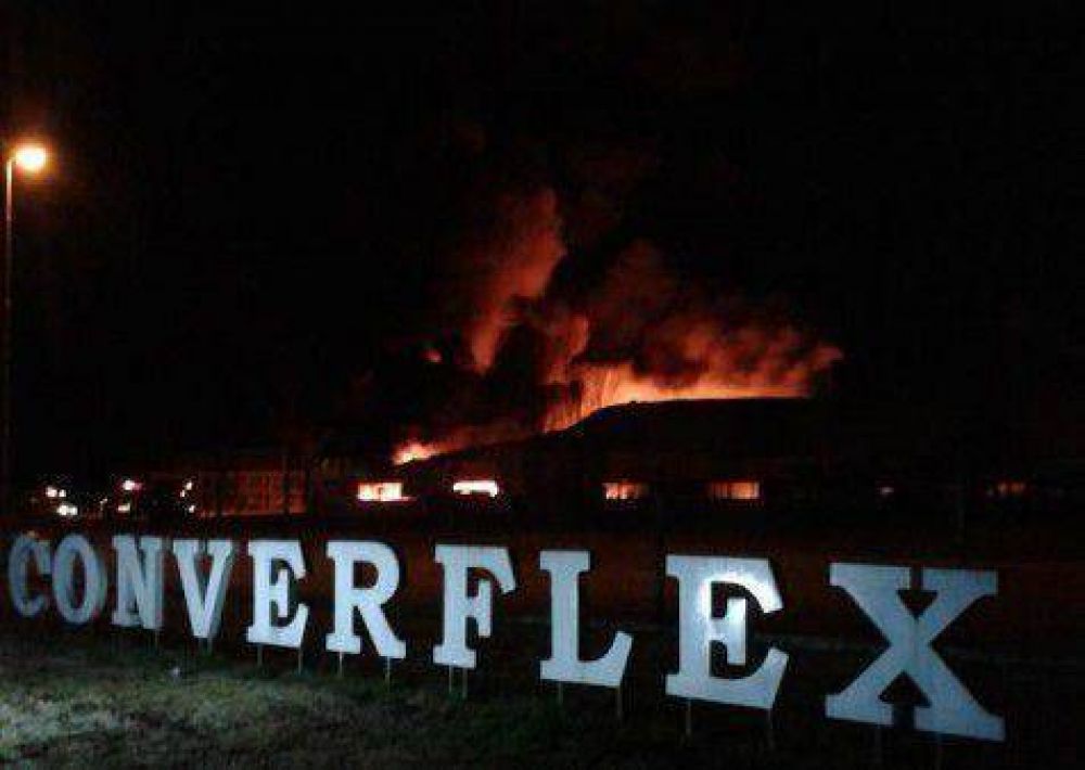 Voraz incendio destruy� gran parte de la empresa CONVERFLEX