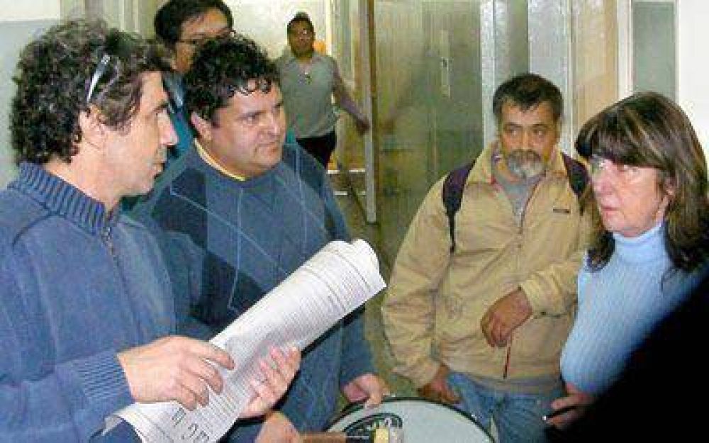 Docentes ocuparon oficinas p�blicas en Gallegos y Caleta