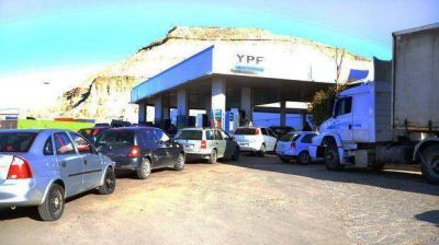 El paro de los camioneros ya dej� sin combustible y recolecci�n a la ciudad