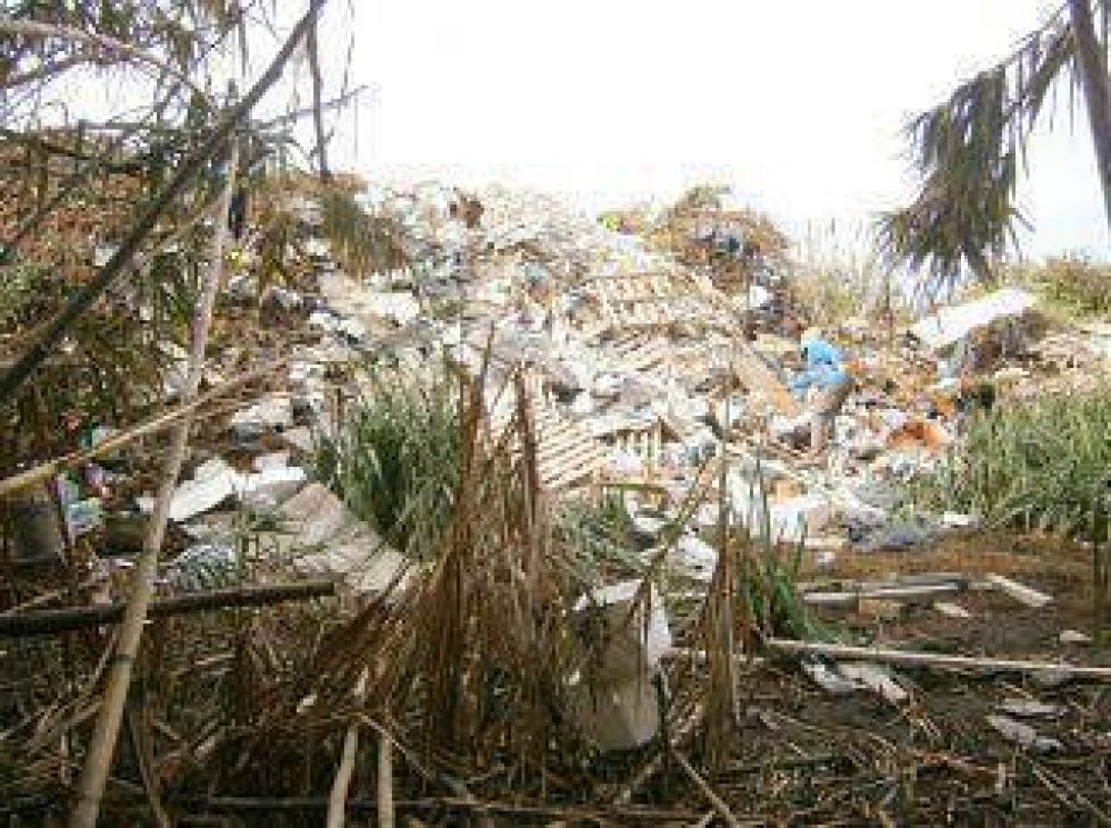 Asamble�stas de Bernal denuncian relleno del ba�ado con basura