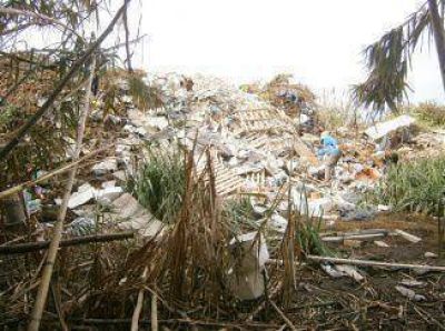 Asamble�stas de Bernal denuncian relleno del ba�ado con basura