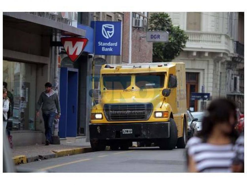 Los bancos se abastecen para evitar que falte plata en los cajeros