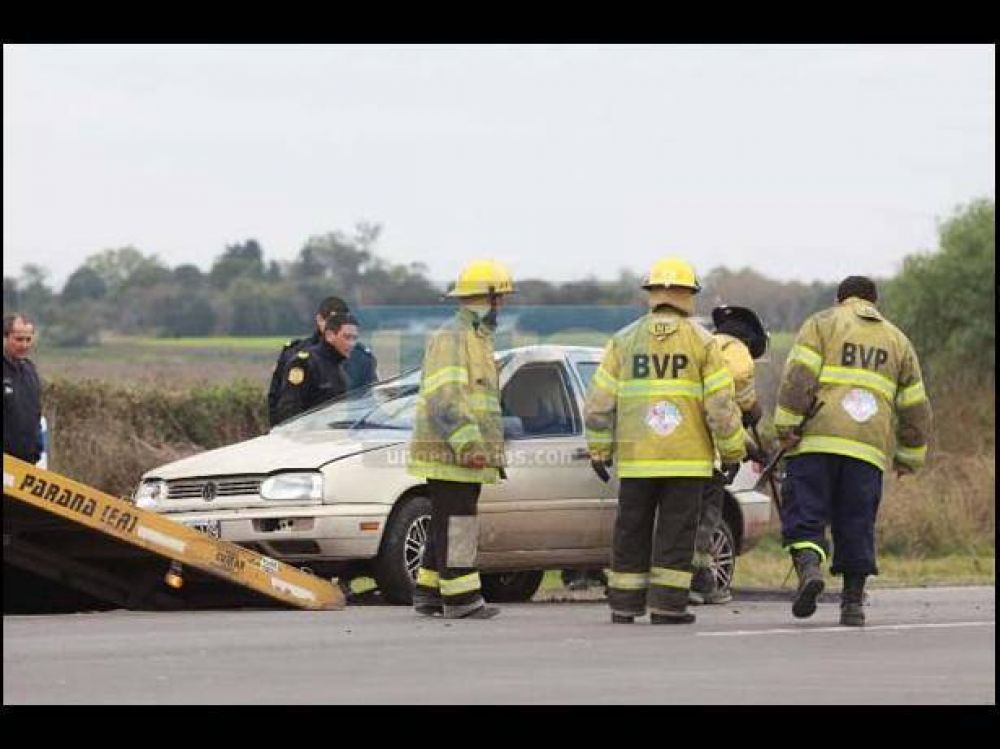 Cinco adultos y un beb� resultaron heridos al volcar un auto en el Acceso Norte a Paran�