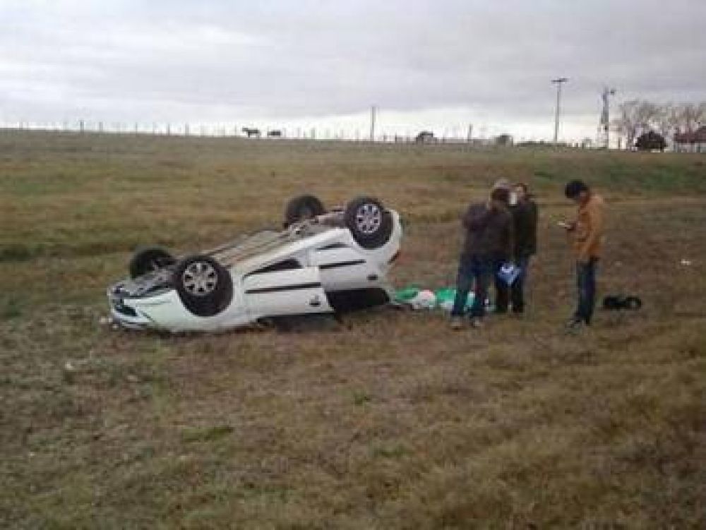 Volc� un auto en la Ruta 14 pero los cuatro j�venes ocupantes no sufrieron lesiones