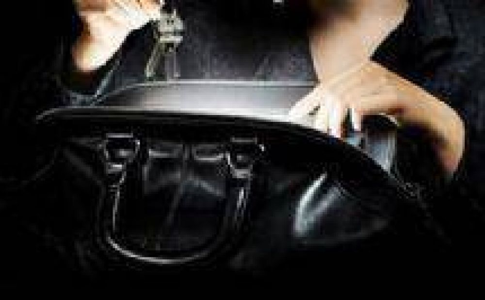 Salta: Un polic�a devolvi� una cartera con casi 7.000 pesos y joyas