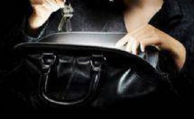 Salta: Un polic�a devolvi� una cartera con casi 7.000 pesos y joyas