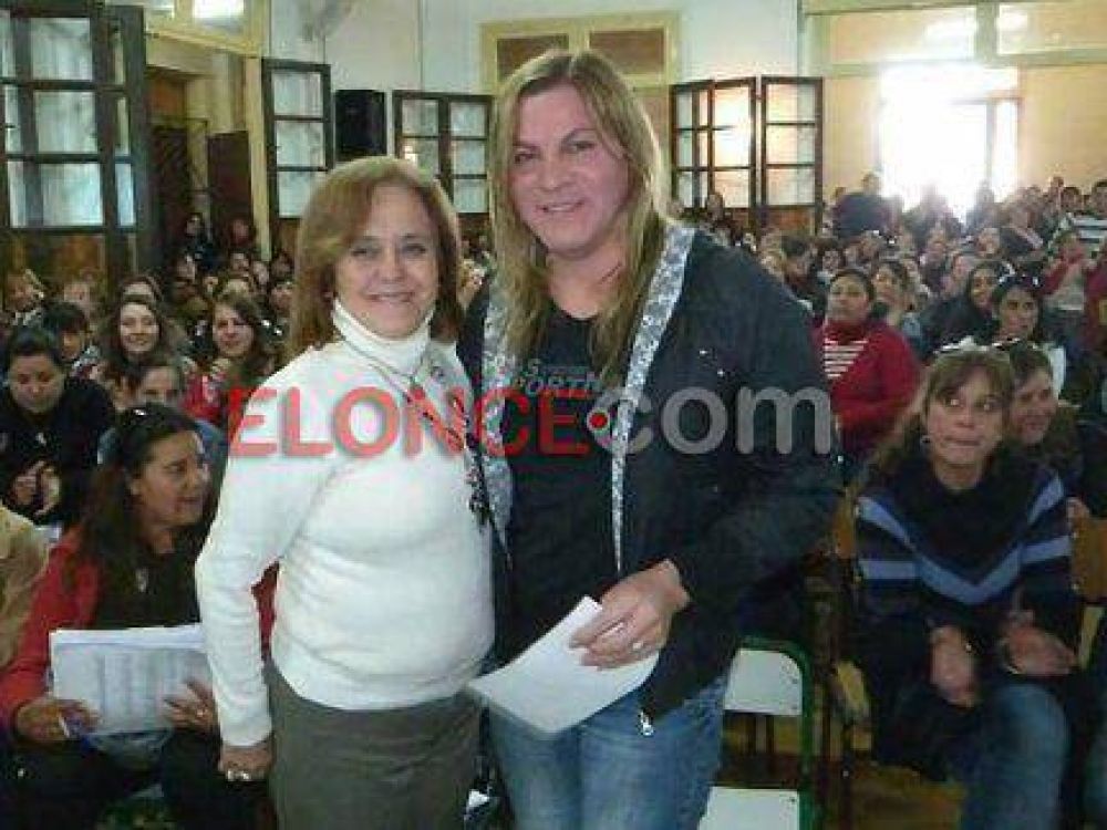 Ya asumi� en su cargo la primera maestra �trans� que titulariza por concurso 