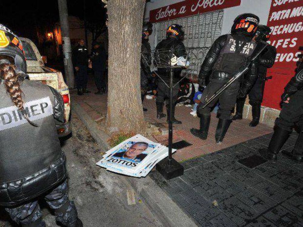La Polic�a de Salta neg� que "personal jer�rquico haya ordenado retirar las pancartas de Zottos"