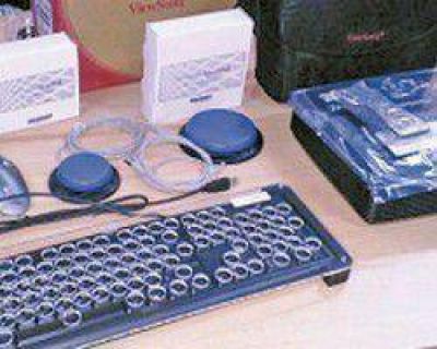 Entregan kits para que chicos especiales usen netbooks