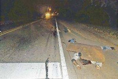 La muerte reina en las rutas: joven arrollado por cami�n