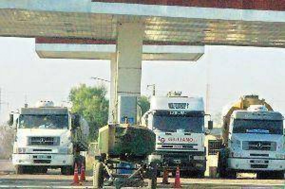 Paro de camioneros afecta la provisi�n de combustibles, cajeros y supermercados