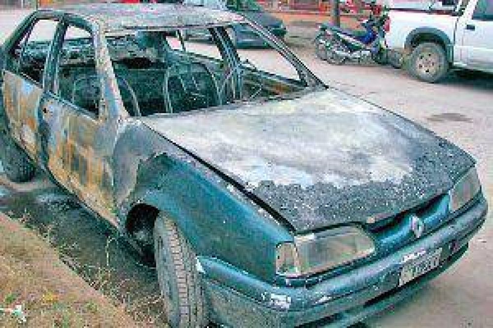 Tremendo susto por incendio que destruy� el autom�vil de un cabo de polic�a