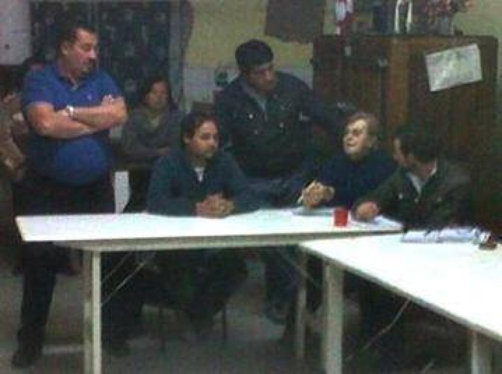 Integrantes del Frente Renovador, en Barrio Santa Teresita