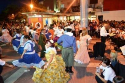 Resistencia abri� la celebraci�n de la Independencia con el baile del peric�n