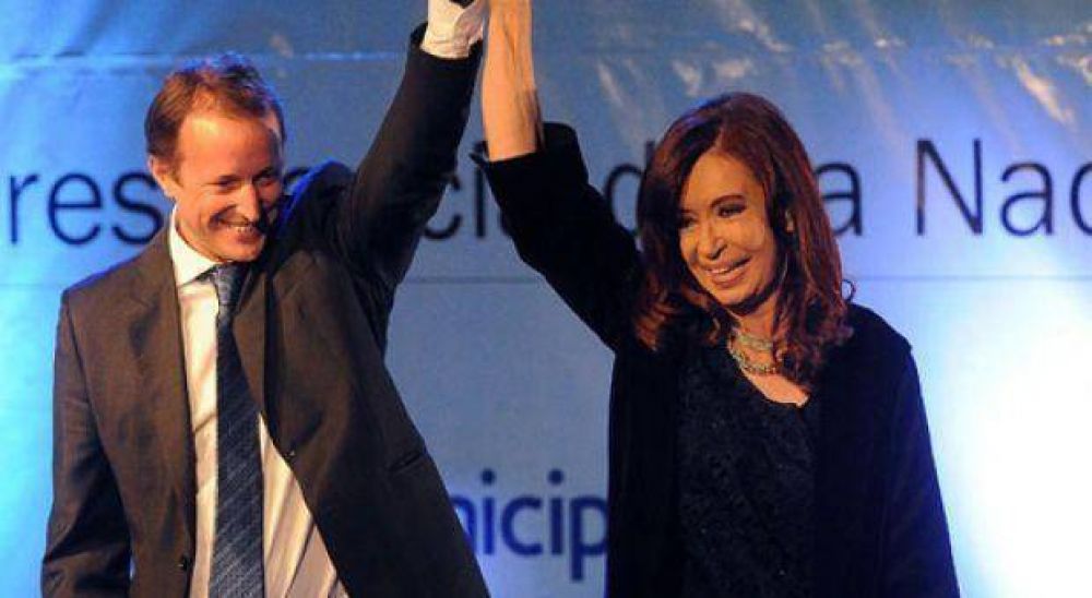 En plena campa�a, la Presidenta e Insaurralde entregan la netbook 3 millones