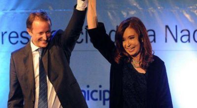 En plena campa�a, la Presidenta e Insaurralde entregan la netbook 3 millones