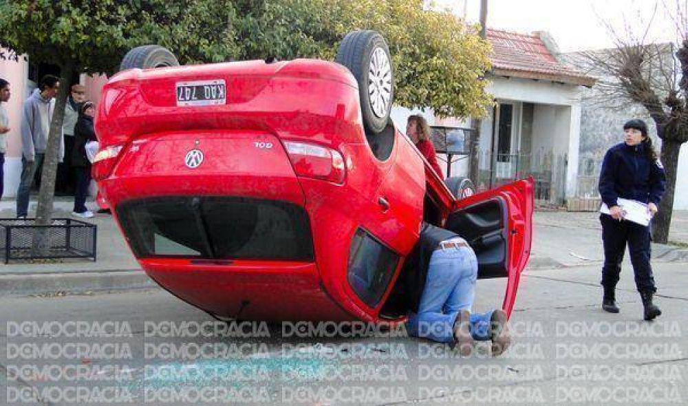 Espectacular vuelco de un auto casi desencadena una tragedia