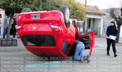 Espectacular vuelco de un auto casi desencadena una tragedia