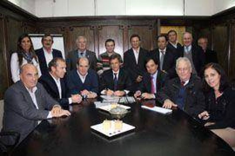 Licencia profesional: Tras un convenio firmado por Zurro, en Pehuaj� se realizar�n los tr�mites	