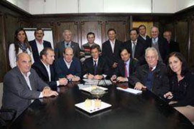 Licencia profesional: Tras un convenio firmado por Zurro, en Pehuaj� se realizar�n los tr�mites	