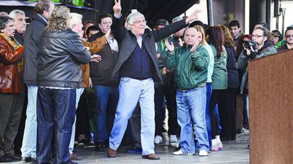 Moyano volvi� a exigir que los sueldos no paguen Ganancias