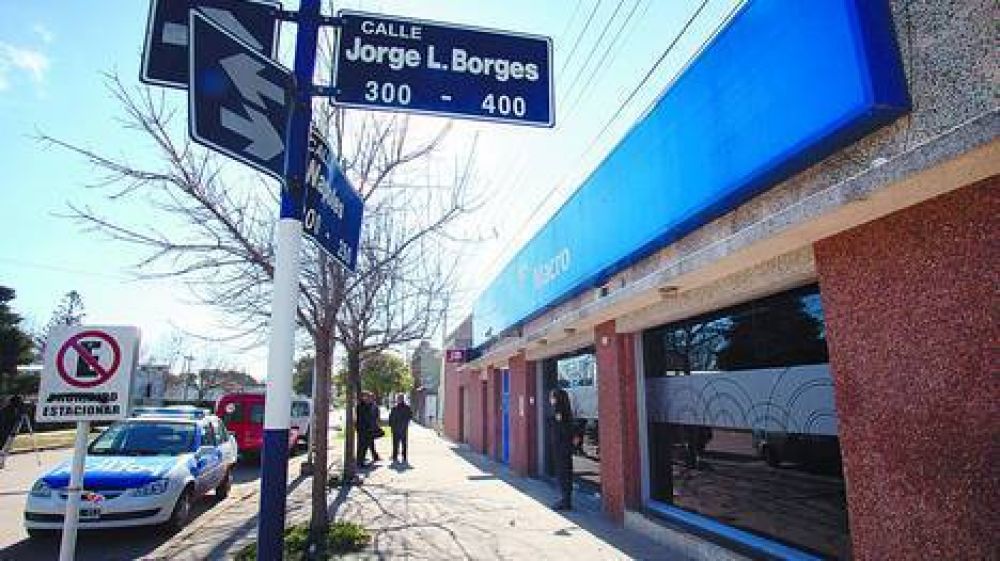 Copan una comisar�a, se llevan el patrullero y asaltan un banco