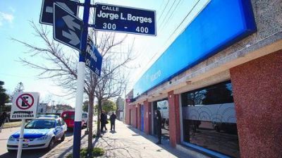 Copan una comisar�a, se llevan el patrullero y asaltan un banco