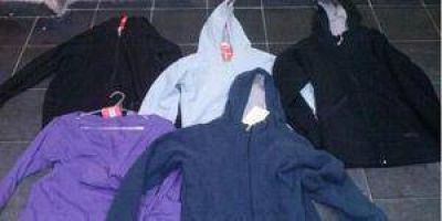 Sustrajeron prendas de vestir y luego fueron aprehendidos