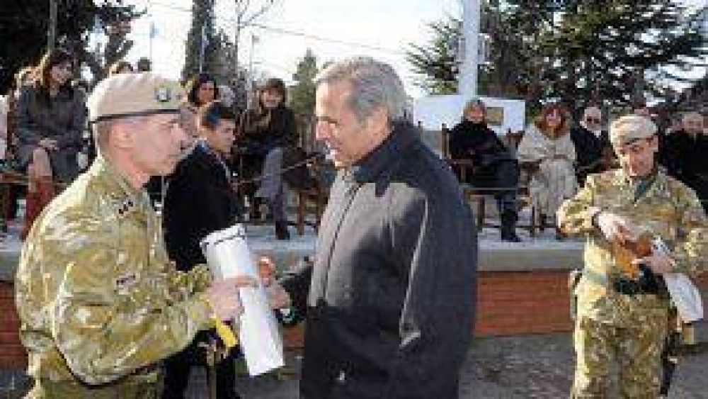Sapag particip� del cambio de autoridades en la VI Brigada de Monta�a