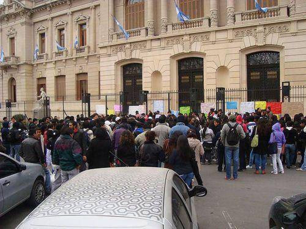 Incidentes con la Polic�a en una marcha de alumnos del Instituto �Eduardo Fellner�