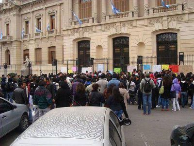 Incidentes con la Polic�a en una marcha de alumnos del Instituto �Eduardo Fellner�