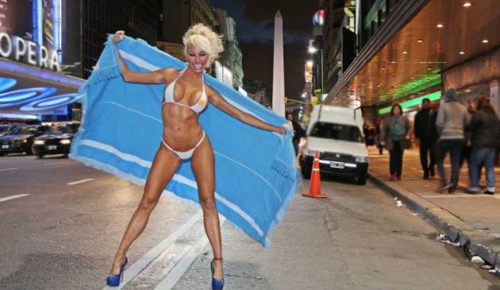 Vicky Xipolitakis celebra el 9 de Julio en bikini patritica