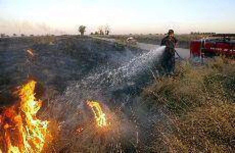 La lucha contra el fuego. La sequ�a persiste, aumentan los incendios y el riesgo es extremo