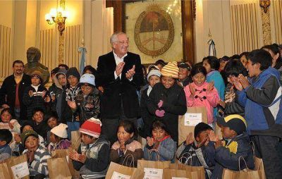 Fellner recibi� a los chicos de Loma Blanca que viajar�n a Buenos Aires por invitaci�n de Cristina