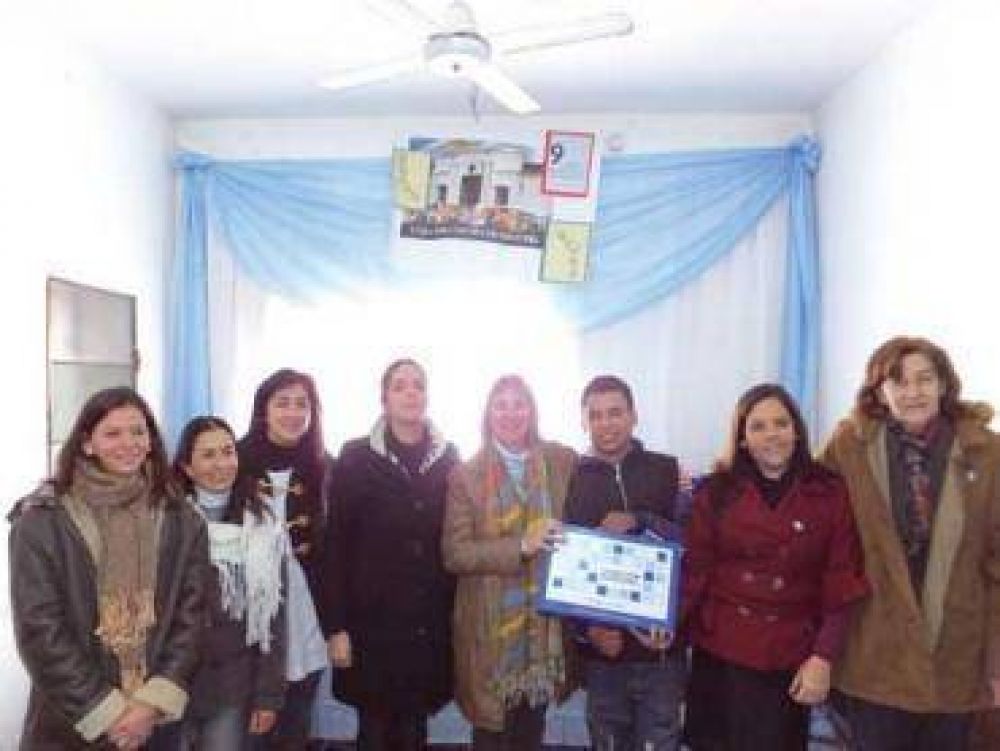 Entregaron 40 netbooks en la Escuela Granja