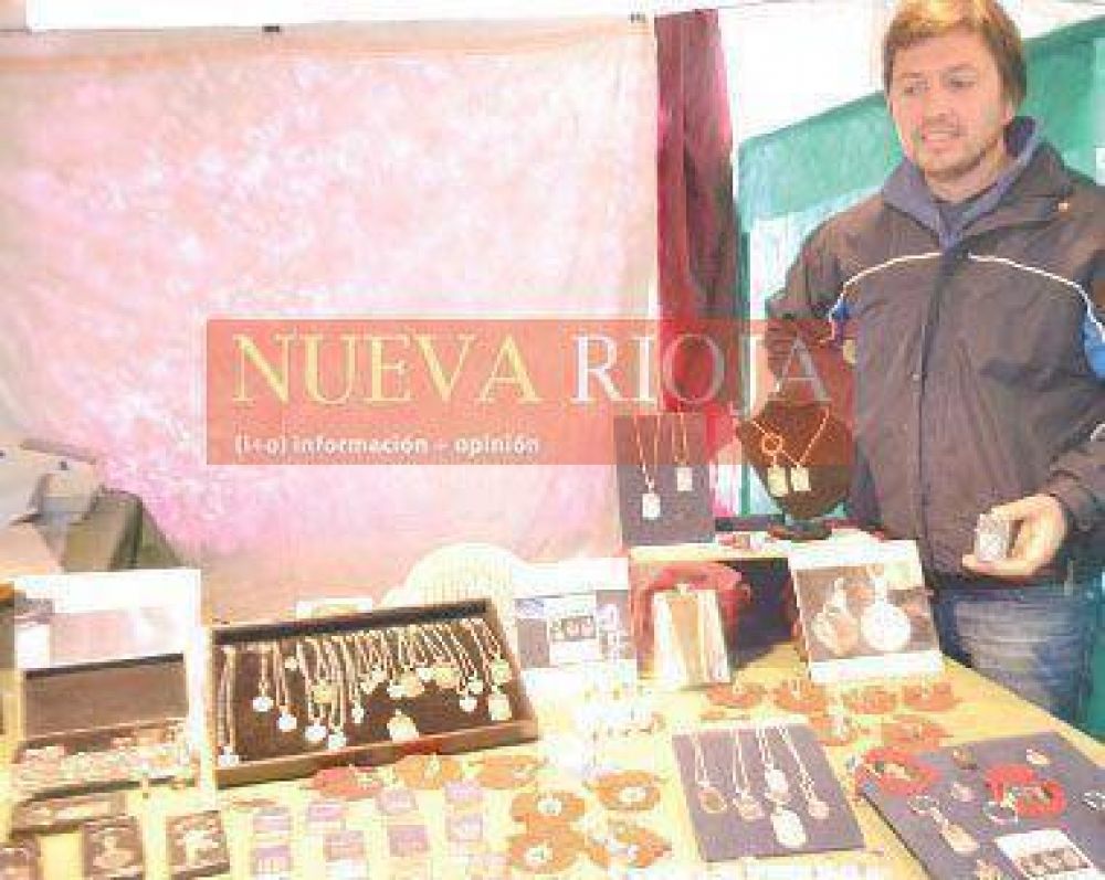 El arte de los malabares cautiva al p�blico en la Feria de Artesanos