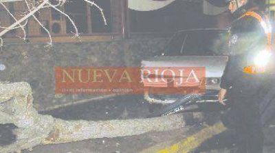 Conductor se salv� de milagro al estrellarse contra muro de piedra