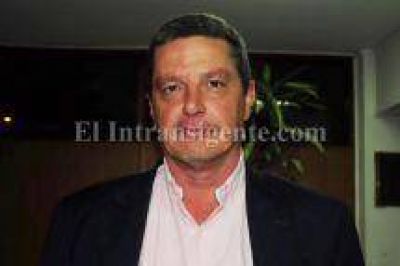 El Defensor del Pueblo le pidi� a Zottos que saque sus carteles porque est�n "en infracci�n"