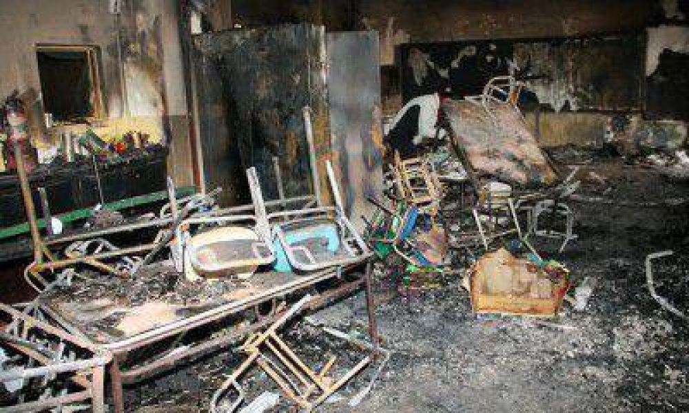 V�ndalos incendiaron dos aulas de un jard�n de Luj�n