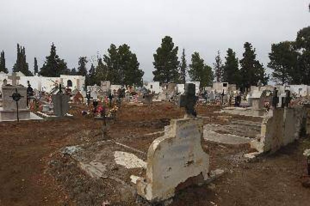 Lloraba en el cementerio y la manosearon, en Allen